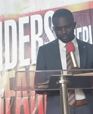 Pasteur Prince Max-Ola LALEYE enseignant lors d'une conférence de leaders